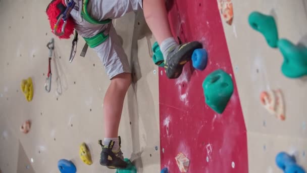 Student Slowly Climb Clmbing Wall Also Has All Equipment Needs — Stock Video