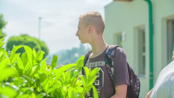 Alunos Estão Espera Fora Escola Dia Primavera Agradável Quente — Vídeo de Stock