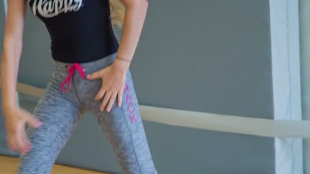 Ung Flicka Praktiserar Hip Hop Rutin Med Danslektion Skolans Gym — Stockvideo