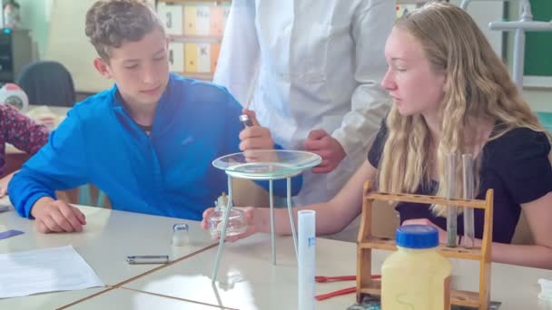 Grize Slovenya Haziran 2017 Okulda Kimya Dersi Alan Öğrencilerin Görüntüleri — Stok video
