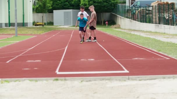 Een Jonge Student Begint Heel Snel Rennen Dan Voert Hij — Stockvideo