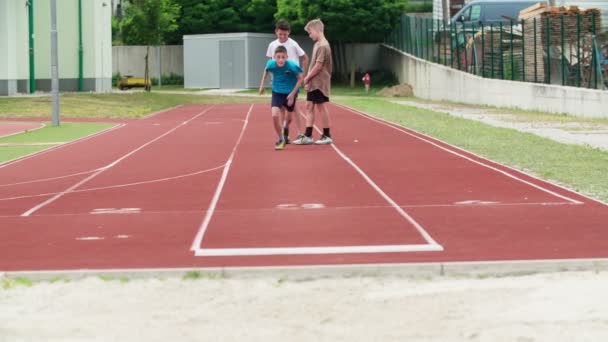 Ung Elev Börjar Springa Riktigt Fort Och Sedan Utför Han — Stockvideo