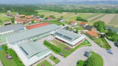 yaz gününde büyük okul, spor mahkemesi ve kilise ile güzel küçük kasaba nın havadan görüntüleri