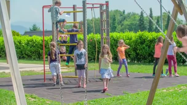 Lányok Fiúk Élvezi Hogy Kint Friss Levegőt Játszik Egy Meleg — Stock videók