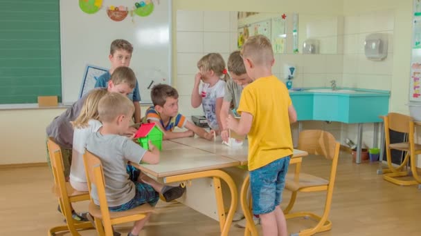 Kinderen Eerste Klas Zijn Bezig Met Een Oefening Zijn Allemaal — Stockvideo