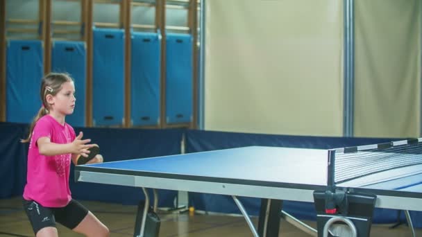 Μαθητές Παίζουν Πινγκ Πονγκ Μετά Σχολείο Στο Γυμναστήριο Αυτό Κορίτσι — Αρχείο Βίντεο