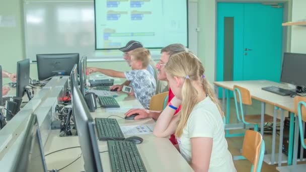 Kinderen Helpen Hun Kinderen Met Een Computer Science Klasse Leren — Stockvideo