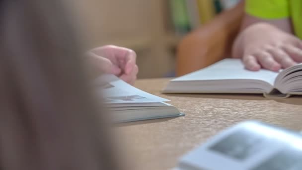 Die Schüler Lesen Die Bücher Einer Bibliothek Sie Sitzen Tisch — Stockvideo