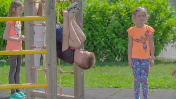 Mladý Chlapec Velmi Talentovaný Hraje Gymnastických Kruzích Venku Hřišti Hrají — Stock video