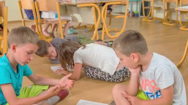 Los Chicos Están Sentados Suelo Están Jugando Juego Uno Ellos — Vídeo de stock