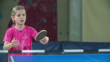 İki öğrenci okuldan sonra pinpon üzerinde pratik yapıyorsun. Onlar bu oyunu çok zevk.