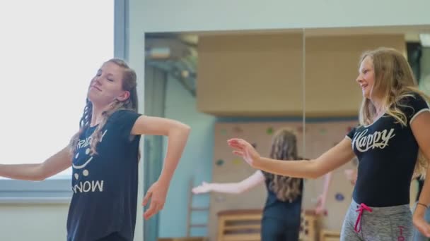Tihle Dva Studenti Jsou Opravdu Dobří Tanci Trénují Školní Tělocvičně — Stock video