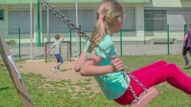 Pojkar Spelar Fotboll Utanför Skolan Eftersom Det Trevlig Och Varm — Stockvideo