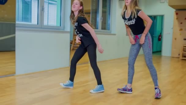 Δύο Νεαροί Μαθητές Εξασκήσουν Τις Χορευτικές Τους Κινήσεις Για Την — Αρχείο Βίντεο