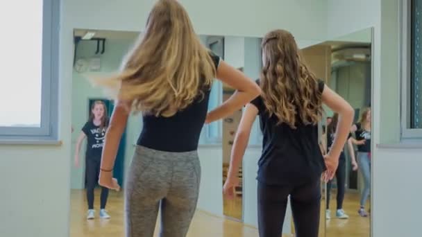 Duas Meninas Estão Ensaiando Hip Hop Para Próximo Desempenho Escolar — Vídeo de Stock