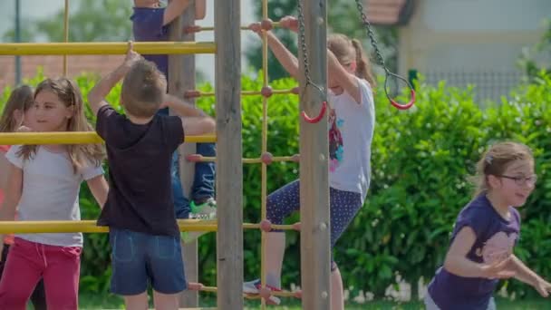 Meninas Meninos Estão Subindo Brincando Playground Fora Escola Dia Quente — Vídeo de Stock