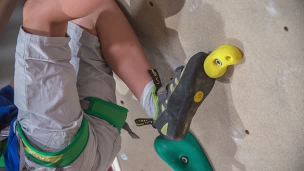 Young Student Has All Equipment Climbing Climbing Wall Also Has — Stock Video