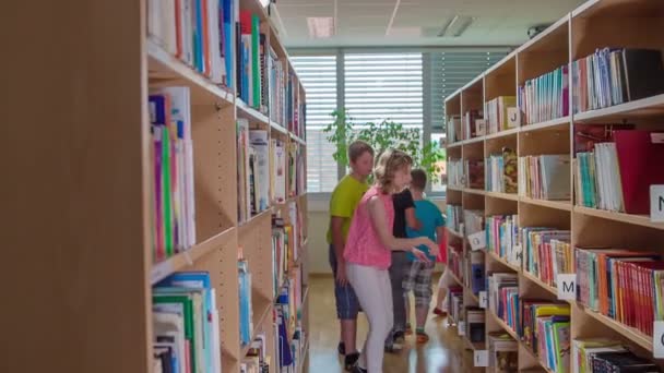 Poika Tyttö Etsivät Tiettyä Kirjaa Sitten Löytävät Sen Muutkin Oppilaat — kuvapankkivideo