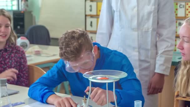 格里泽 斯洛文尼亚 2017年6月 学生在学校上化学课的镜头 — 图库视频影像