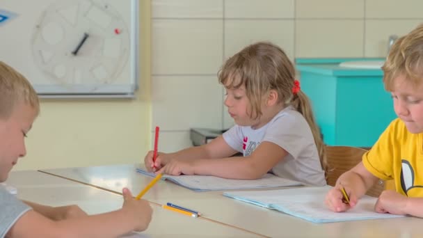 Siswa Sangat Rajin Mereka Melakukan Latihan Dan Menulis Dalam Buku — Stok Video