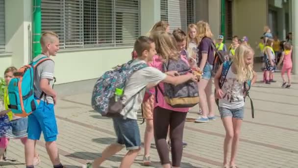 Μαθητές Είναι Έξω Από Σχολείο Και Συζητούν Ένας Από Τους — Αρχείο Βίντεο