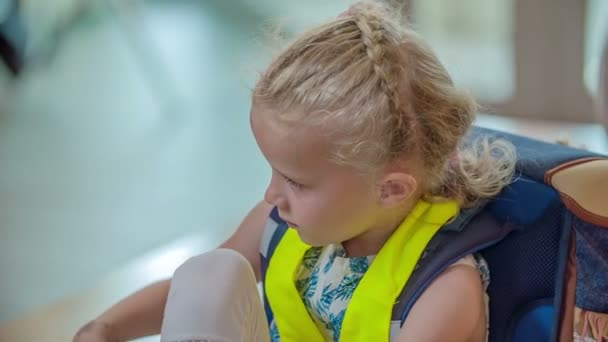 Молодий Студент Готується Класу Вона Одягаючи Фіолетові Тапочки — стокове відео