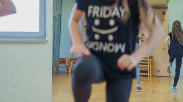 Dos Estudiantes Están Practicando Una Rutina Baile Para Actuación Escolar — Vídeos de Stock