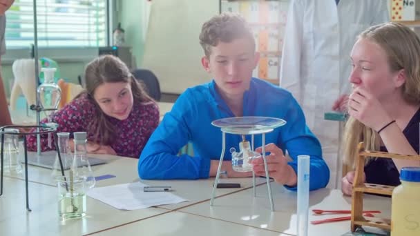 Grize Slovenya Haziran 2017 Okulda Kimya Dersi Alan Öğrencilerin Görüntüleri — Stok video
