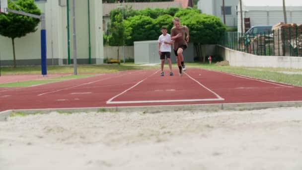 Ragazzo Corre Molto Veloce Poi Salto Lungo Gira Nella Fossa — Video Stock