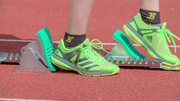 Kinder Starten Sprint Auf Sportplatz Der Schule — Stockvideo