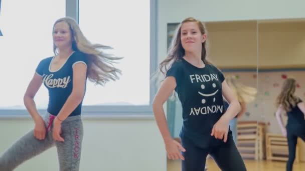 Dos Chicas Están Ensayando Danza Gimnasio Escuela Disfrutan Mucho Bailar — Vídeos de Stock