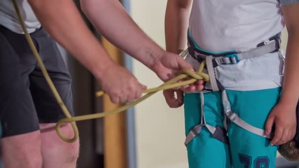 Ein Lehrer Bindet Dem Schüler Mit Einem Seil Einen Knoten — Stockvideo