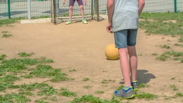 Chłopiec Próbuje Kopać Piłkę Bramki Bramkarz Chroni Piłkę — Wideo stockowe