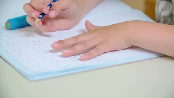 Eine Studentin Übt Wie Man Einen Buchstaben Ihr Arbeitsbuch Schreibt — Stockvideo