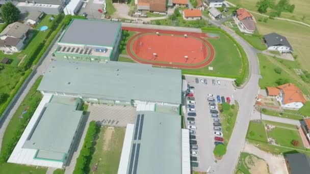 Flygbilder Vacker Liten Stad Med Stor Skola Idrottsplan Och Kyrka — Stockvideo