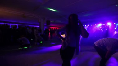 Zalec, Slovenya - 1. Aralık 2017 Performansları sırasında bir dansçı freestyling, diğerleri ise hareketsiz duruyor. Tüm gösteri boyunca bir ışık gösterisi de vardır.