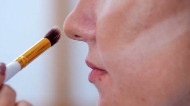 Makyöz, müşterinin burnuna ve burnunun çevresine kapatıcı koyar..