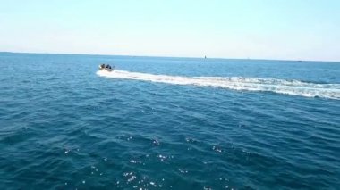 Sarı sürat teknesi denizciye doğru koşuyor