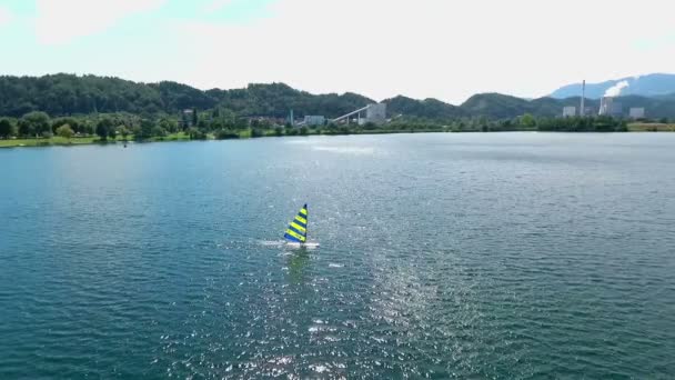 Aventuras Navegando Dia Ensolarado Lago Velenje Eslovênia Com Usina Termelétrica — Vídeo de Stock