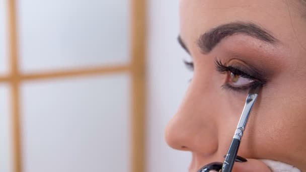 Makyaj Sanatçısı Müşterinin Göz Kapağına Biraz Siyah Renk Katar — Stok video