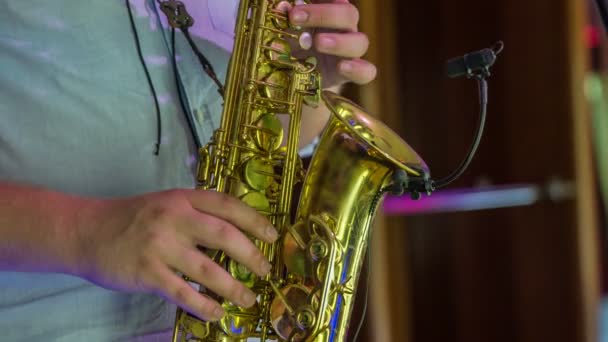 Mannelijke Muzikant Speelt Elegante Instrument Saxofoon Door Verschillende Toetsen — Stockvideo