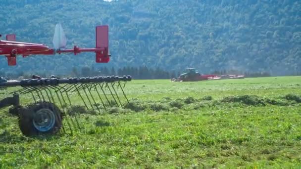 Traktor Fährt Und Kreiselschwader Bewegen Sich Der Luft Der Tag — Stockvideo