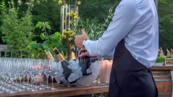 Ung Bartender Långsamt Och Försiktigt Öppna Champagne Flaska — Stockvideo