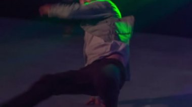 Zalec, Slovenya - 1. Aralık 2017 Bir dansçı bir dans gösterisi sırasında breakdancing olduğunu. Odada bir ışık gösterisi var..