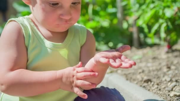 Stanco Bambina Seduta Giardino Battendo Mani Tagliando Dadini Orto — Video Stock