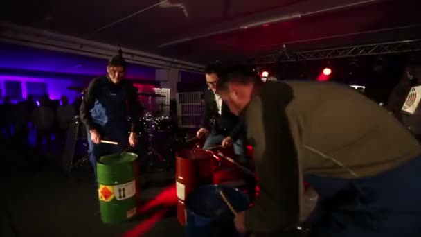 Zalec Eslovénia Dezembro 2017 Três Artistas Estão Batendo Barris Resíduos — Vídeo de Stock