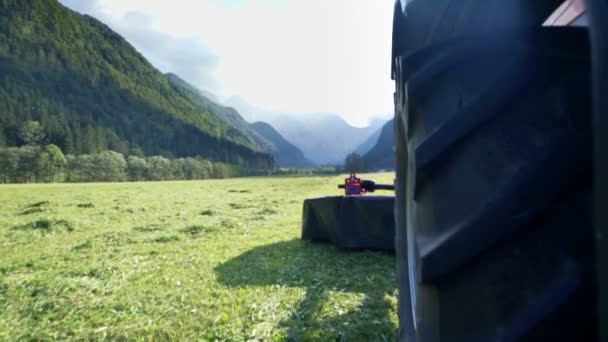 Een Trekker Staat Stil Dan Grote Wielen Een Tractor Beginnen — Stockvideo