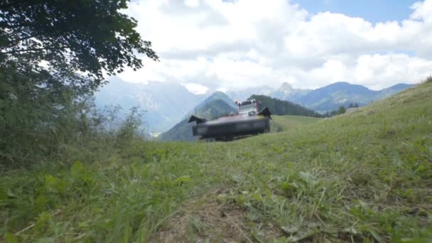 Agriculteur Assis Dans Tracteur Conduit Descente Commencer Couper Herbe Avec — Video