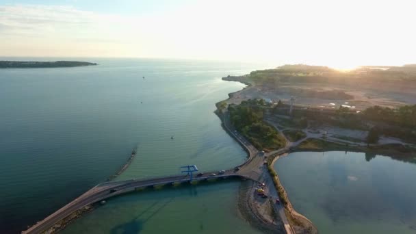 Voitures conduisent sur la route entre deux intérieurs 