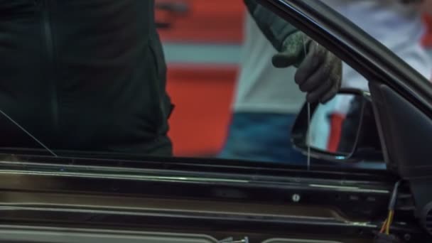 Mechanik Trzyma Dłoniach Duży Kawałek Szkła Naprawia Okno Samochodu Sklepie — Wideo stockowe
